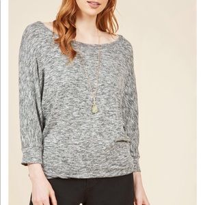Gray 3/4 sleeve gray top.